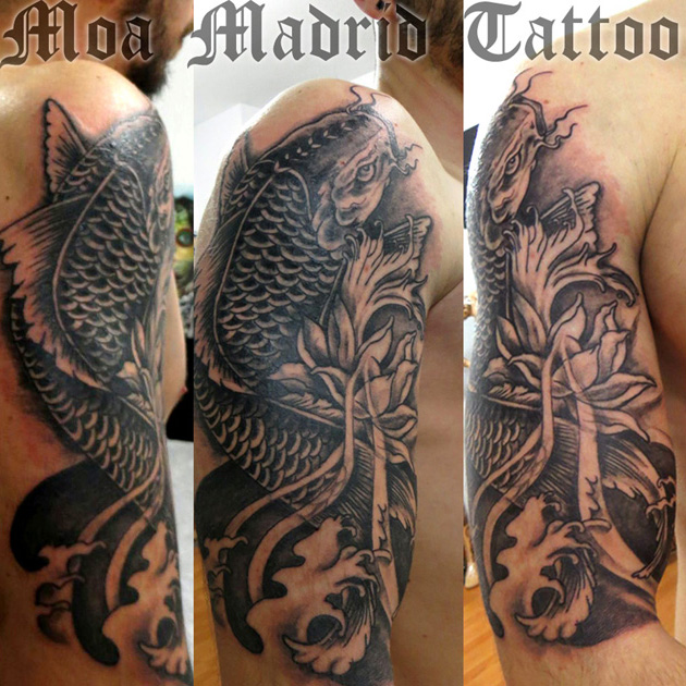 Tatuaje oriental de carpa koi en negro en el brazo