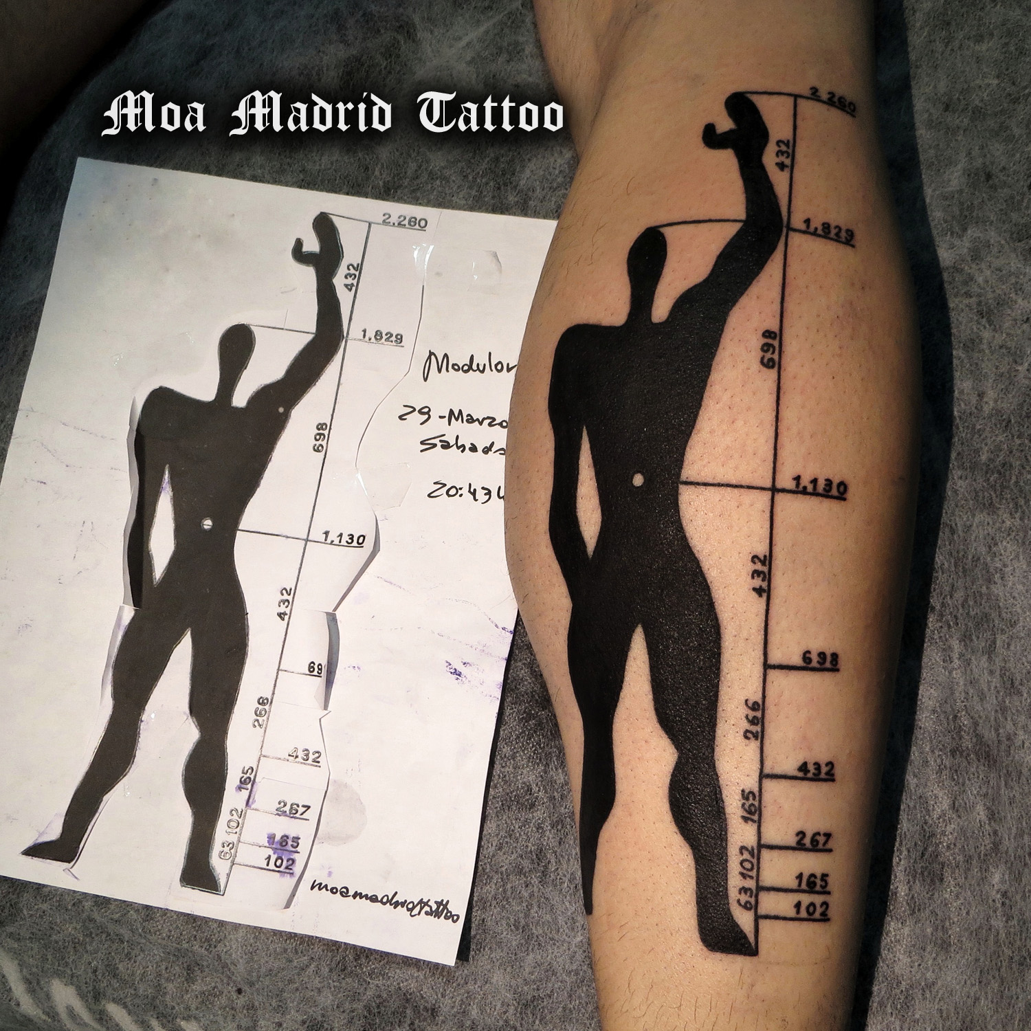 Diseño, líneas y rellenos del tatuaje de Le Modulor de Le Corbusier en mi estudio de Madrid