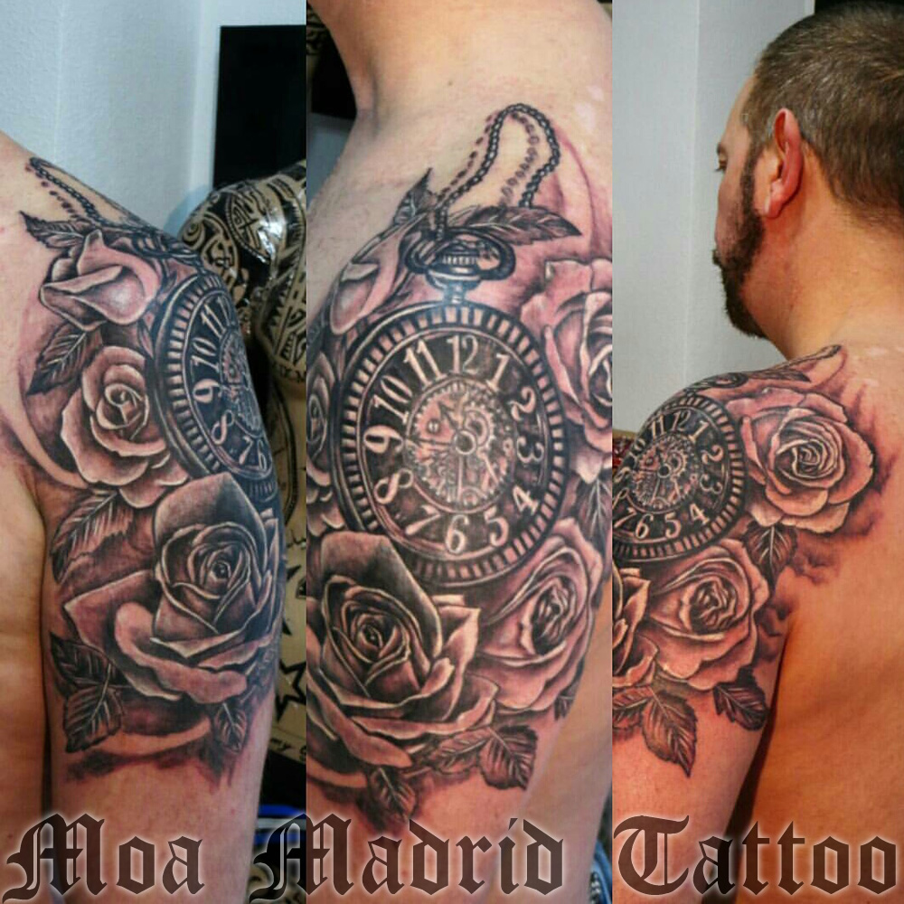 Tattoo de rosas rodeando un reloj antiguo, hecho en el brazo