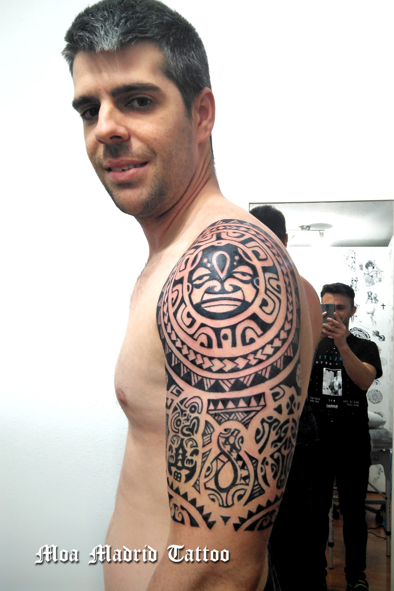 Diseño de tattoo maorí estructurada en dos mitades en las que se insertan todos los símbolos