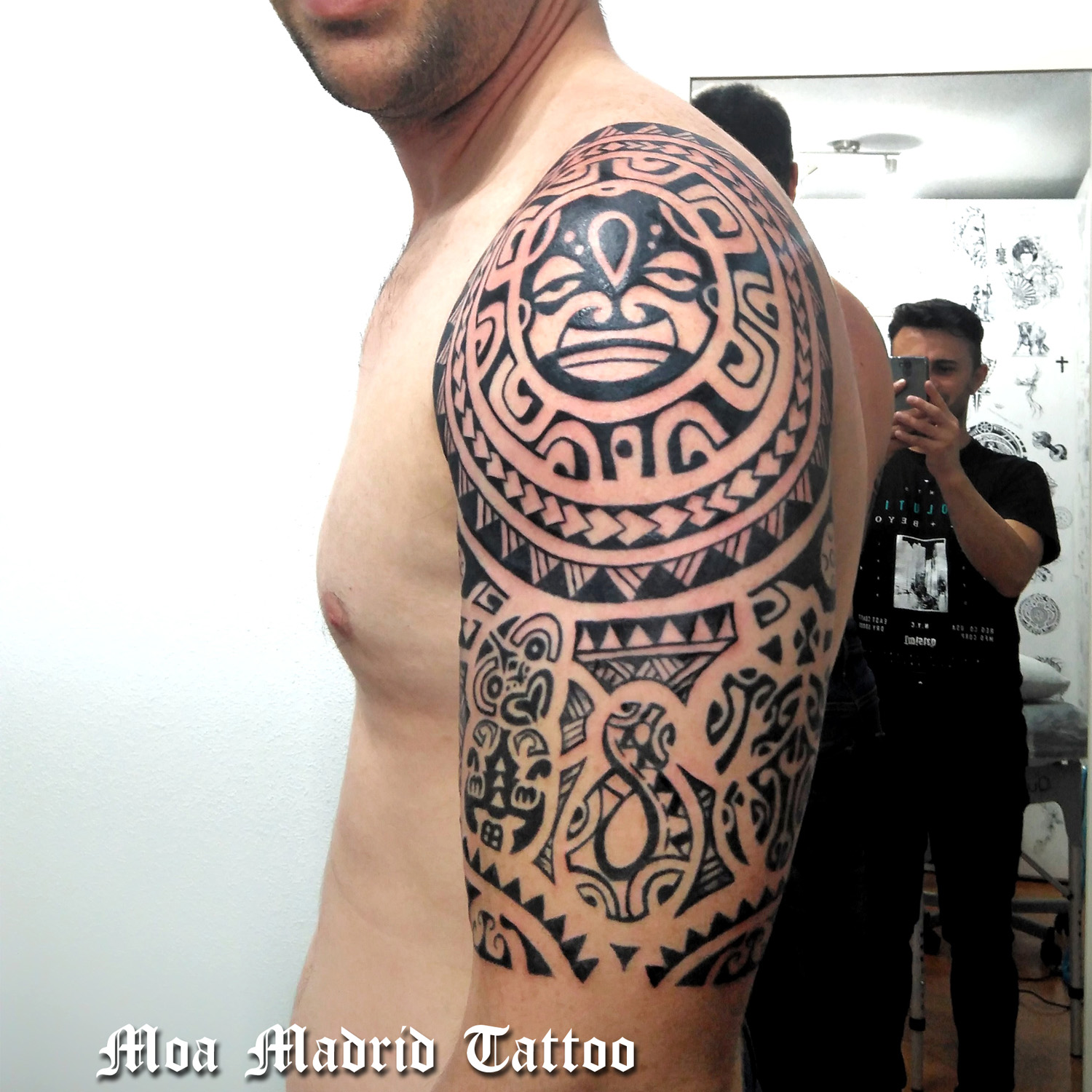 Tatuaje maorí con diseño tradicional hecho en Madrid