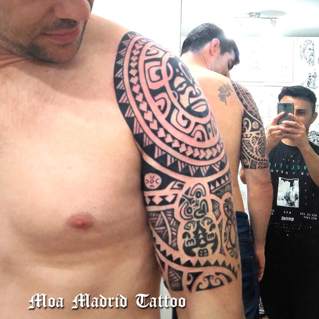 Tatuaje maorí con diseño tradicional hecho en Madrid