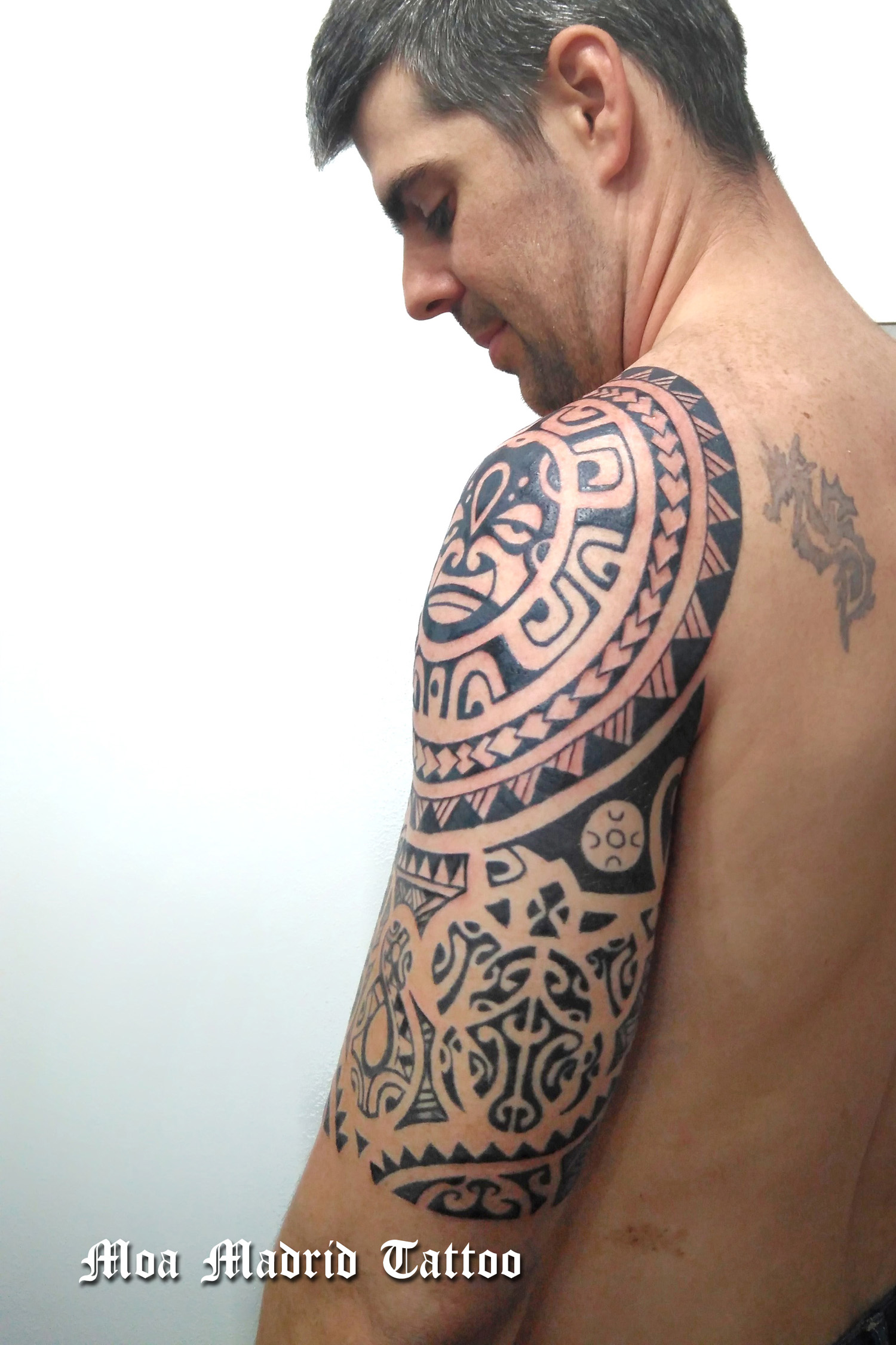 Parte delantera del tatuaje maorí, en la que se ve en sol en la mitad superior, y el símbolo protector tiki en la inferior