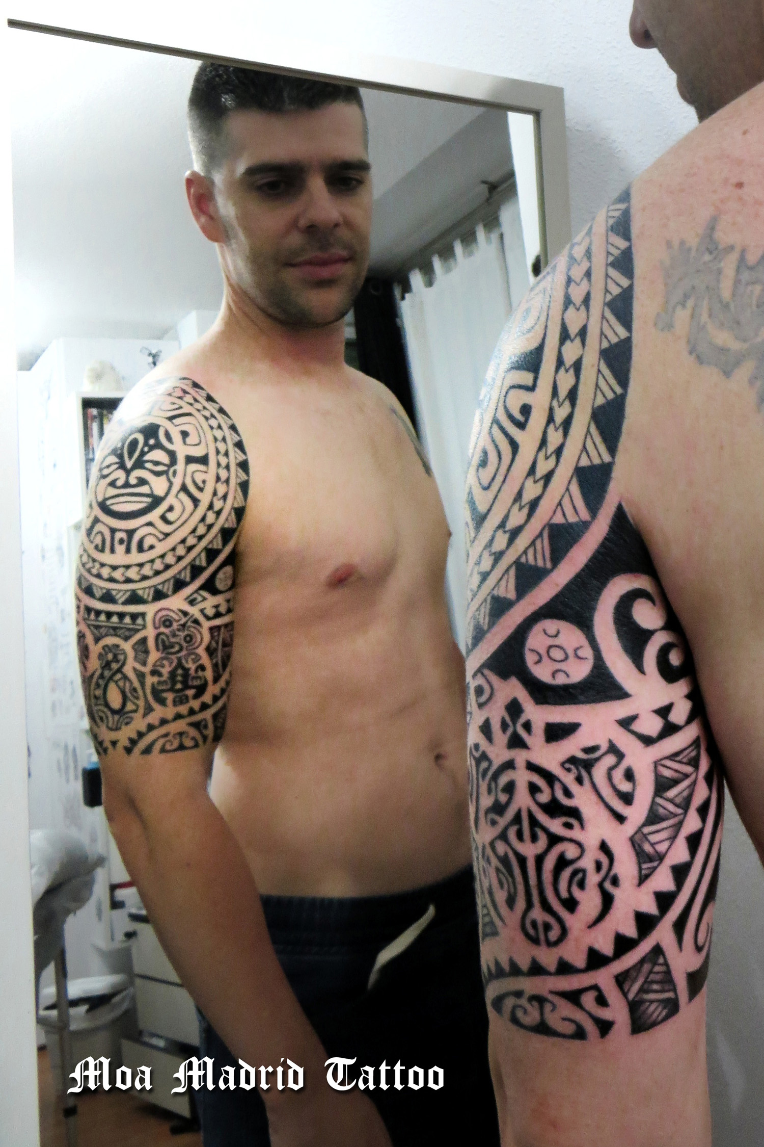 Álex y su tatuaje maorí con elementos tradicionales