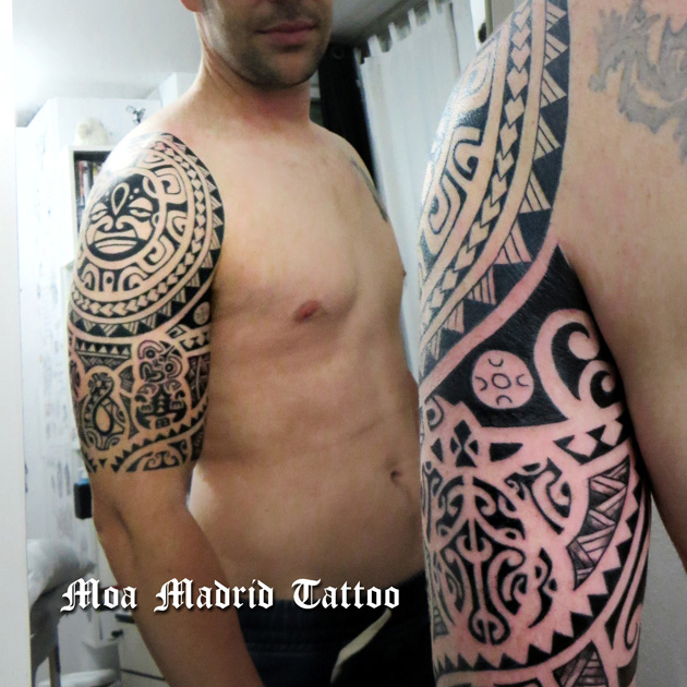 Tatuaje de brazo maorí con elementos tradicionales