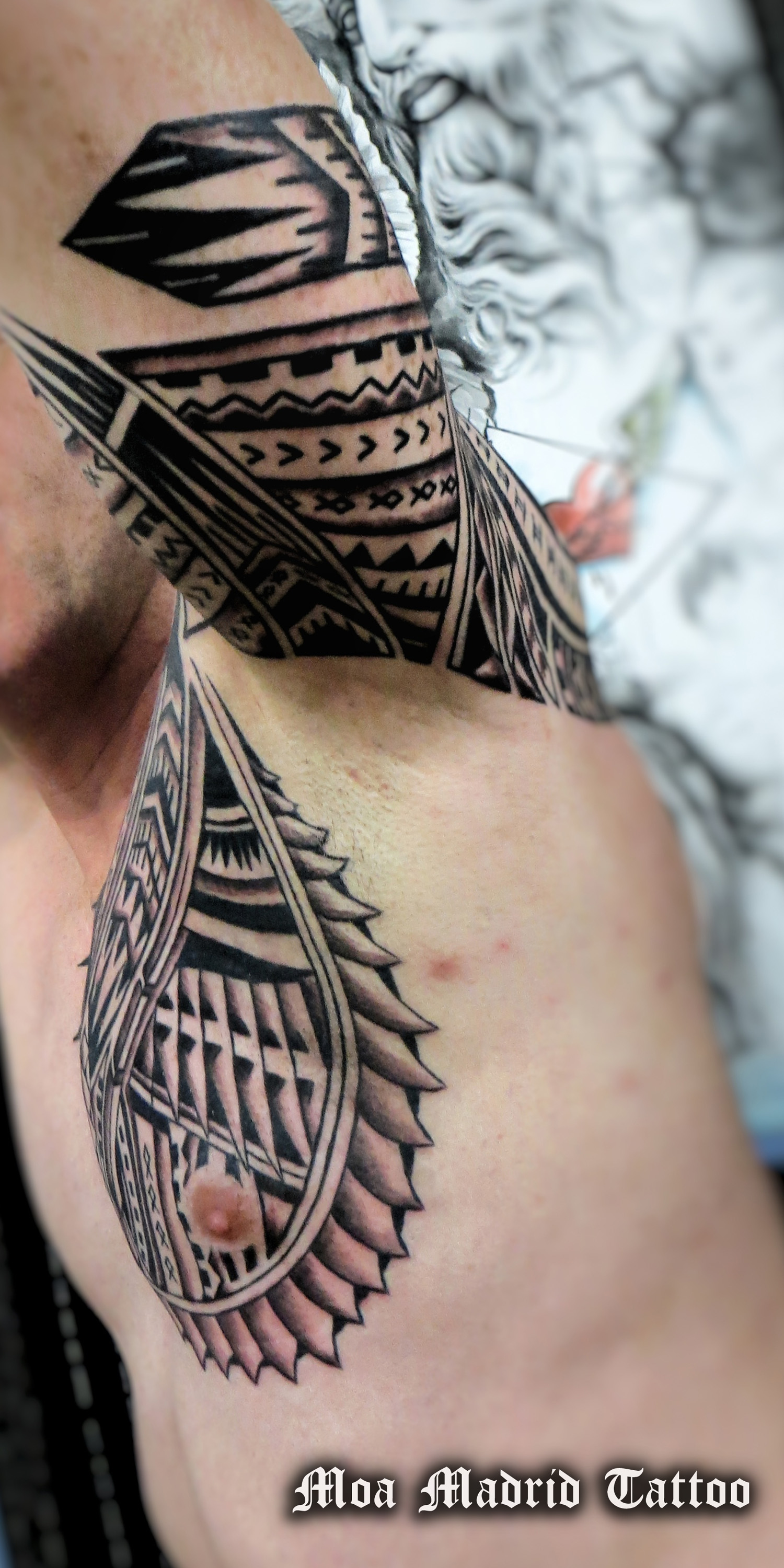 Vista del interior del brazo y el pecho del tatuaje maorí