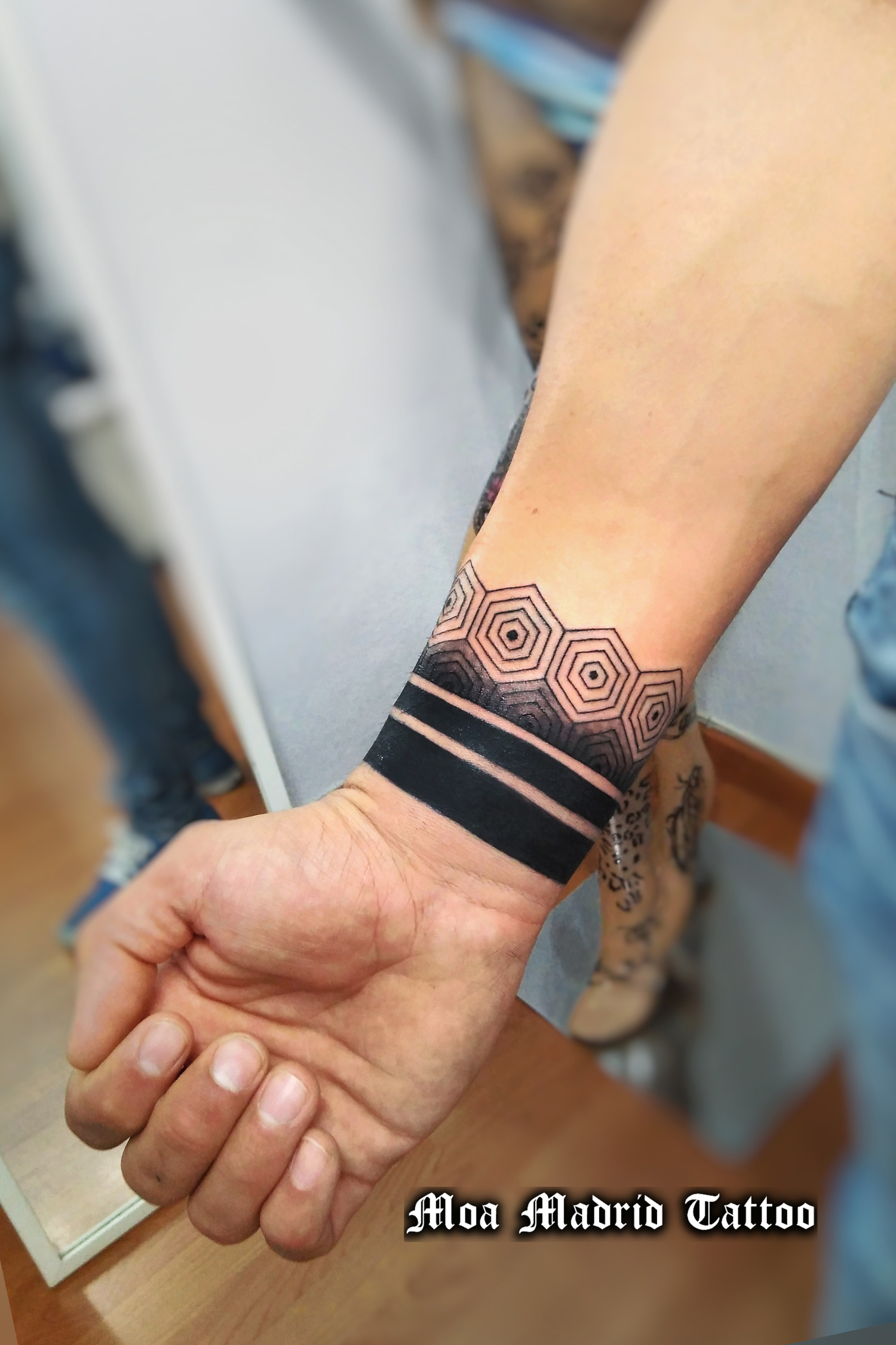 Tatuaje de brazalete geométrico de hexágonos regulares