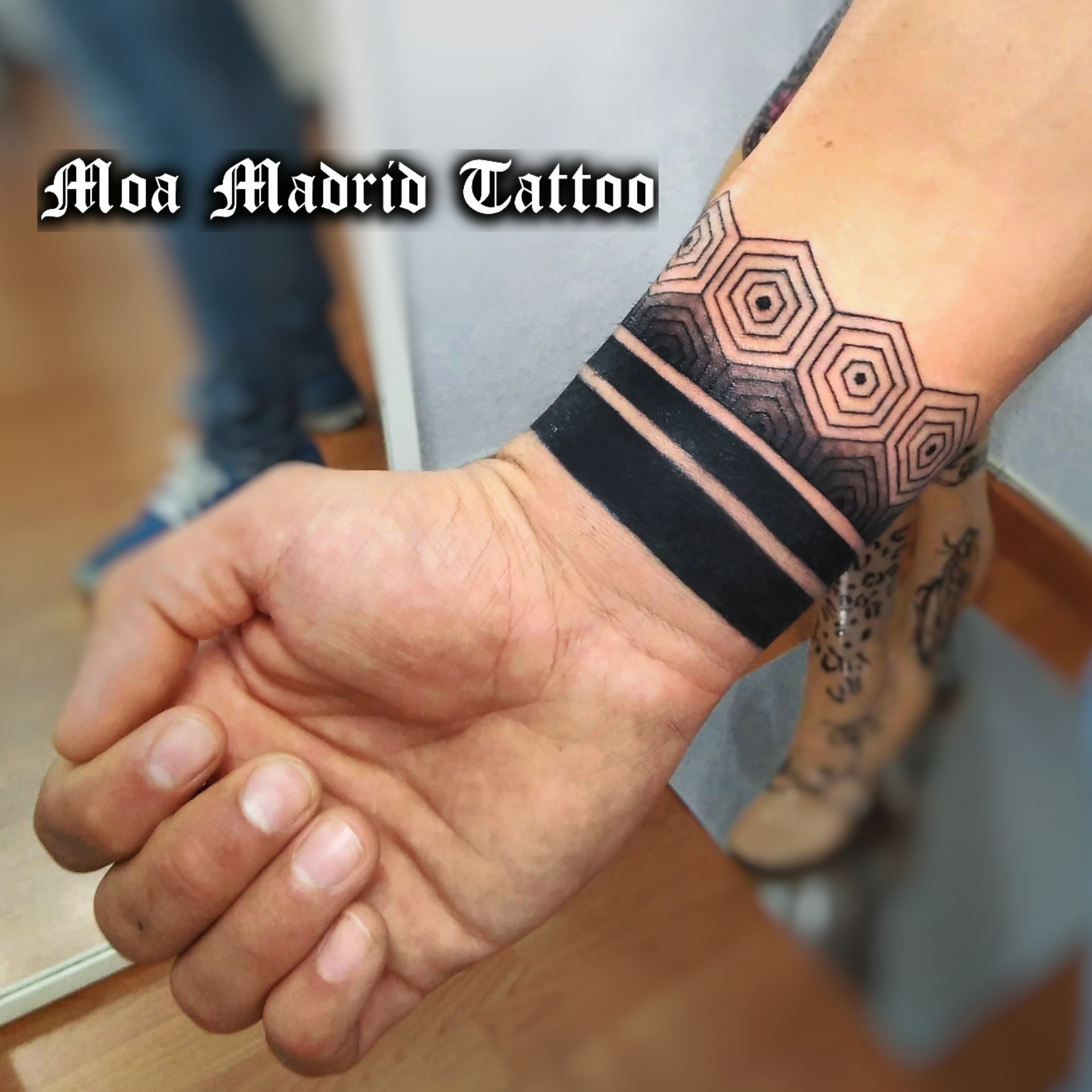 Tatuaje geométrico de brazalete de hexágonos