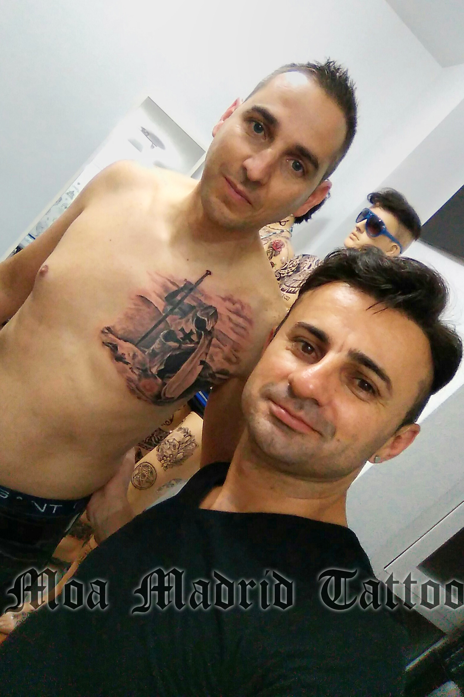 Carlos y su tatuaje de caballero templario en el pecho