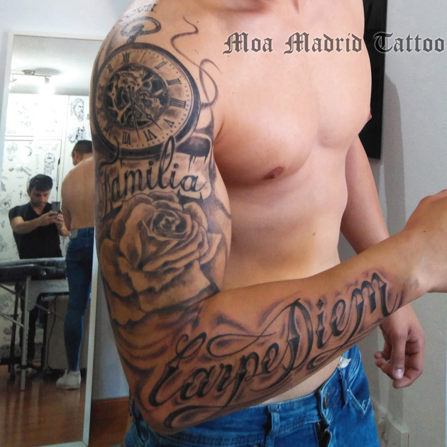Tatuaje de hombro a codo en realismo con reloj, rosa y lettering