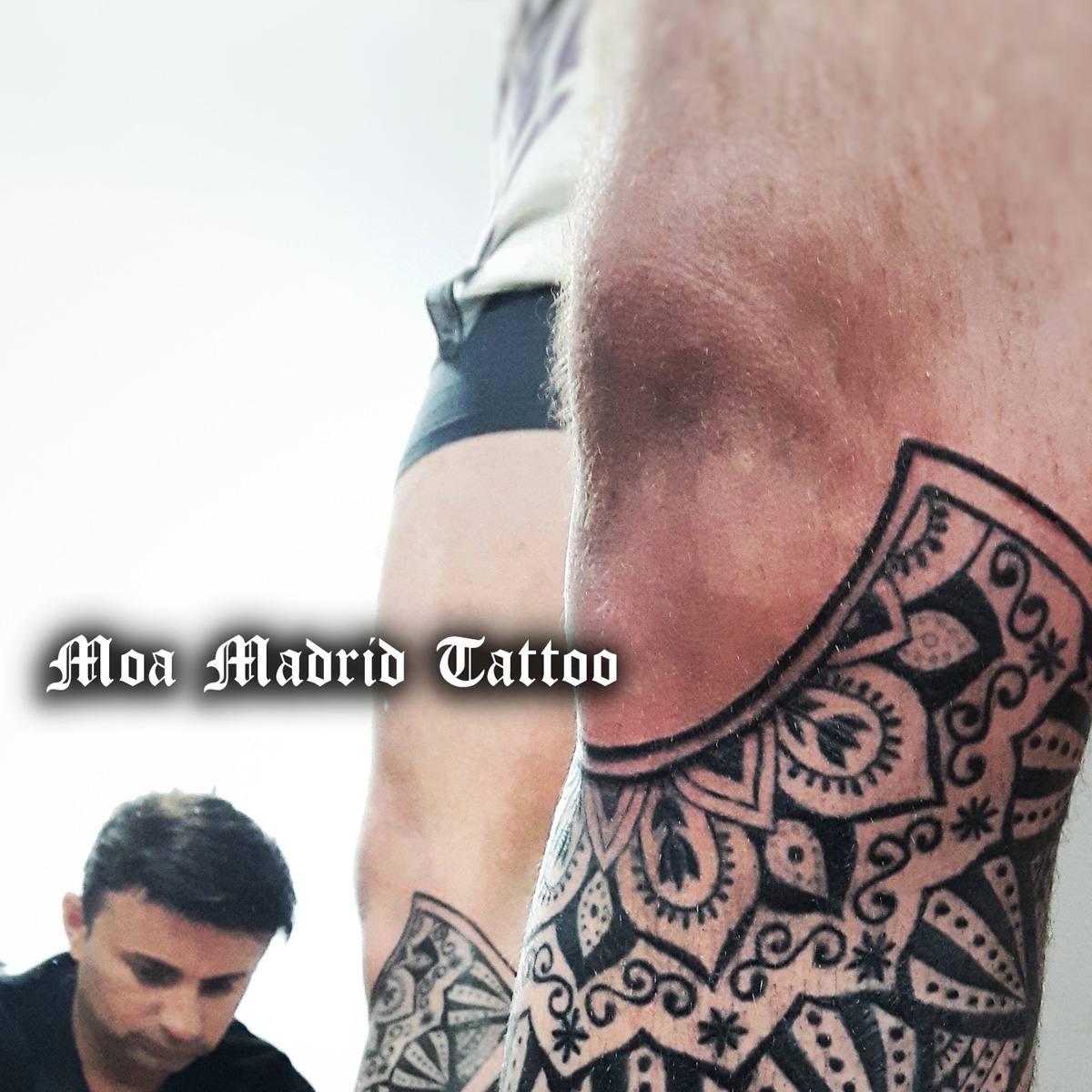 Tatuaje geométrico 3D con mandala en pierna