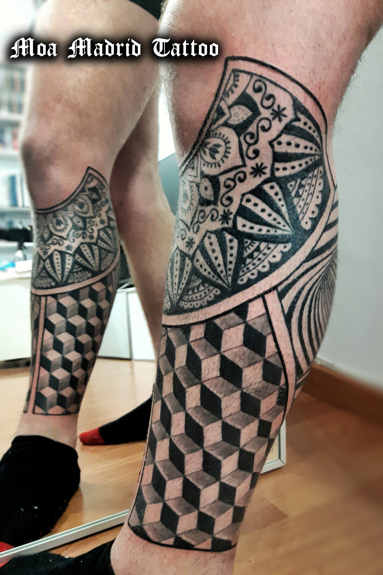 Pierna tatuada con motivos geométricos y mandala