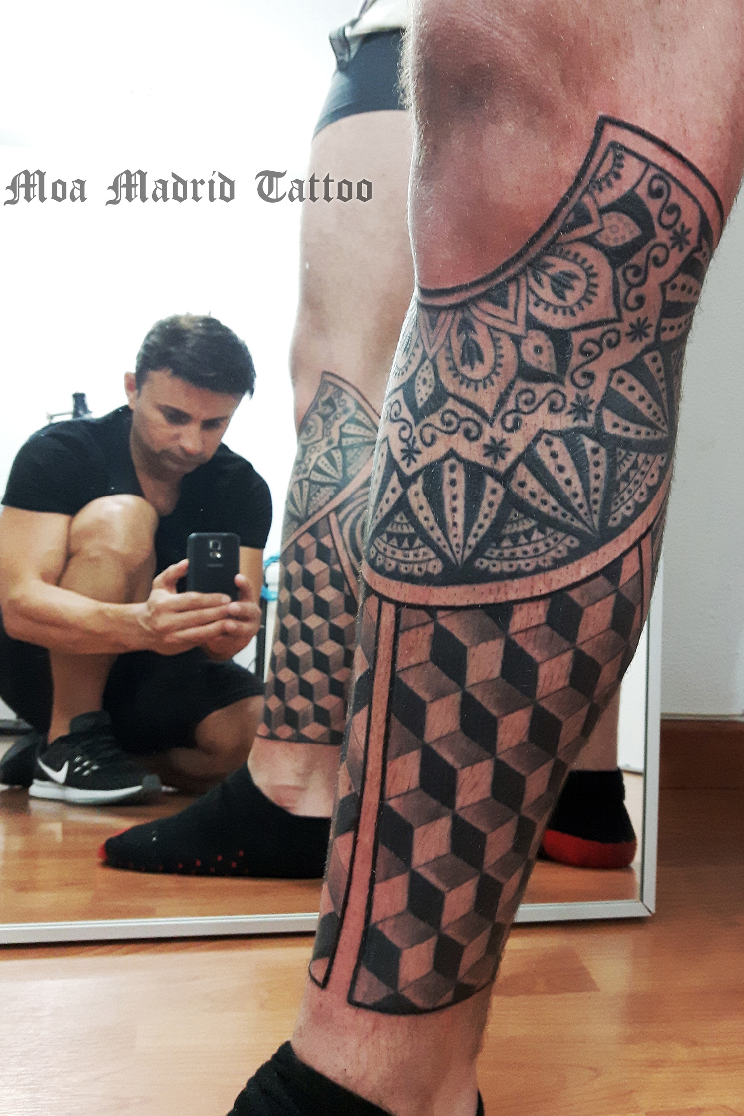 Vista del tatuaje con los cubos 3D en los laterales y el mandala bajo la rodilla