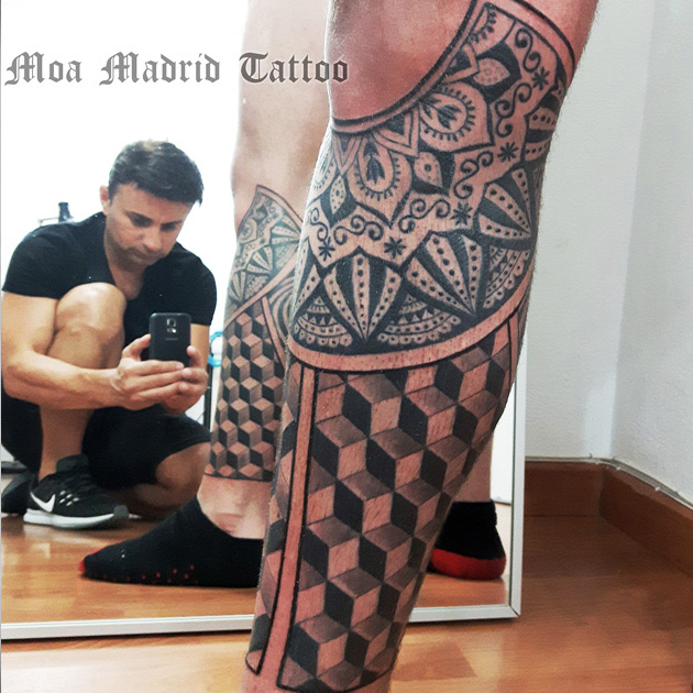 Tatuaje geométrico con efecto 3D en la pierna