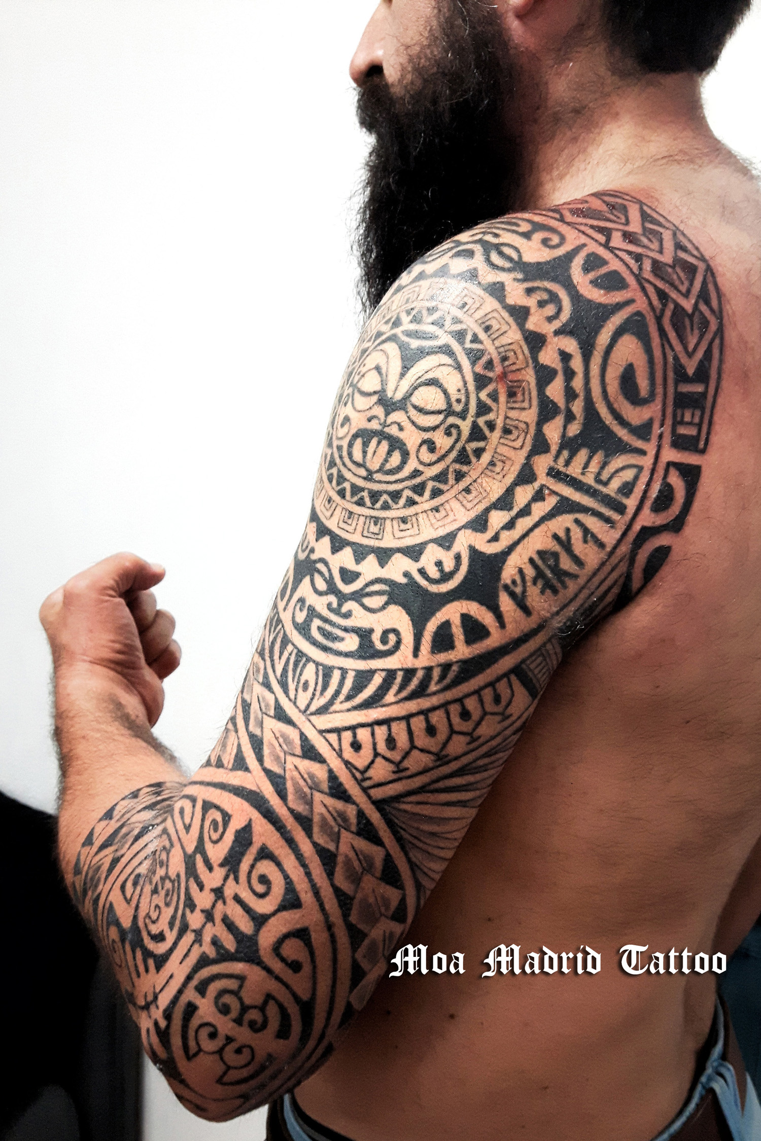 Tatuaje en el brazo con un gran sol maorí