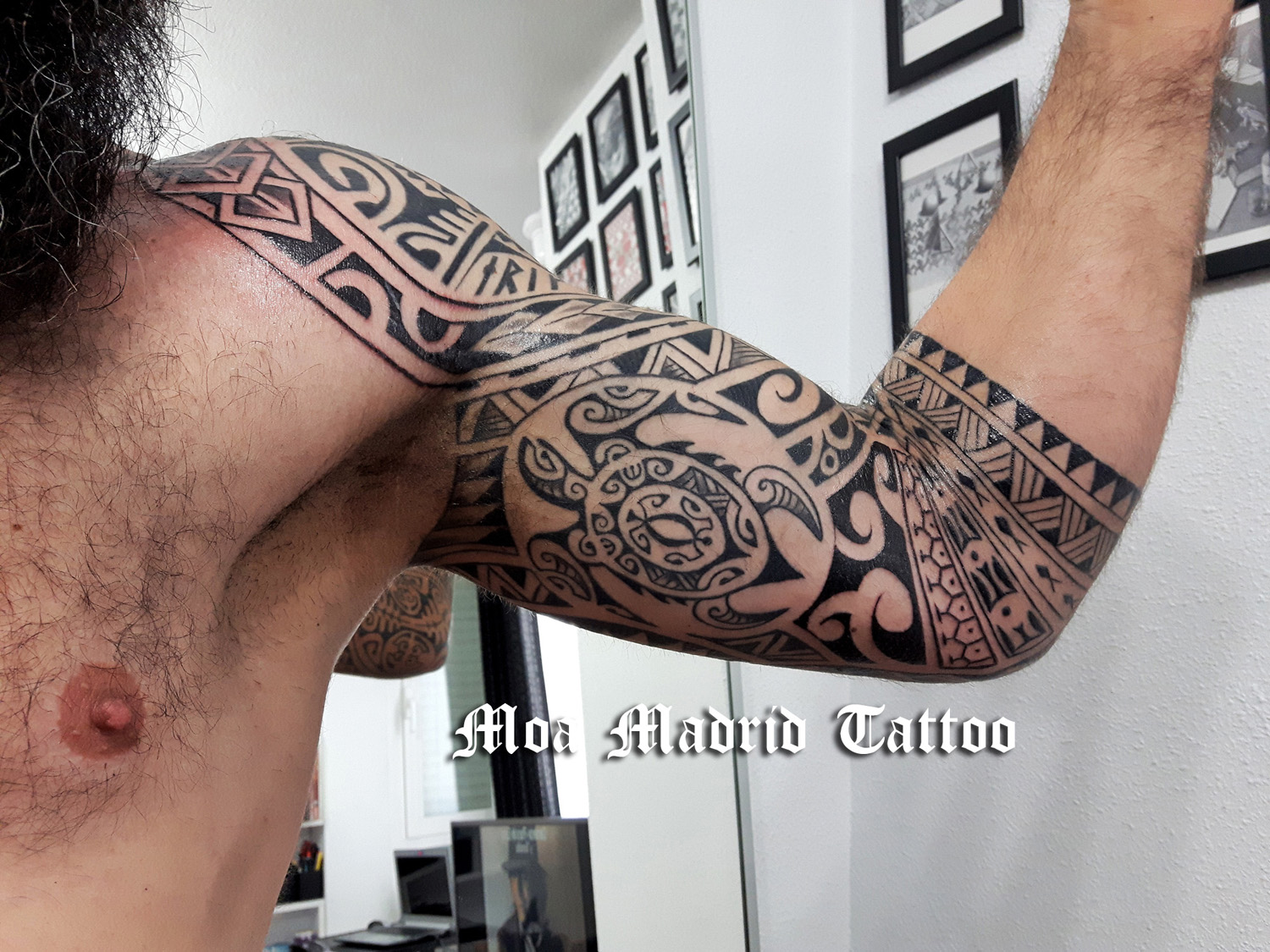 Tatuaje de tortuga en la parte interna del brazo tatuado maorí