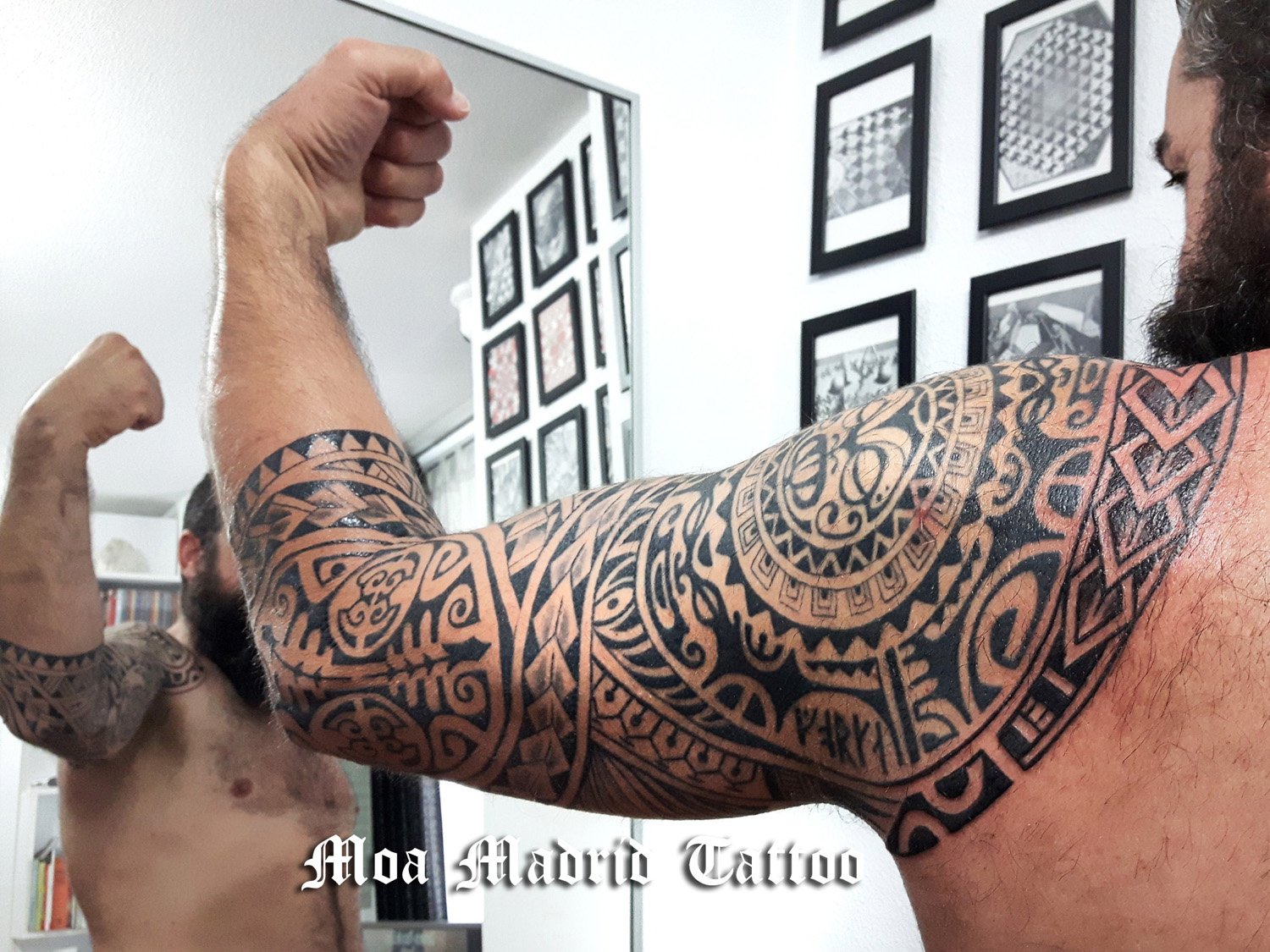 Tatuaje completo maorí en el brazo