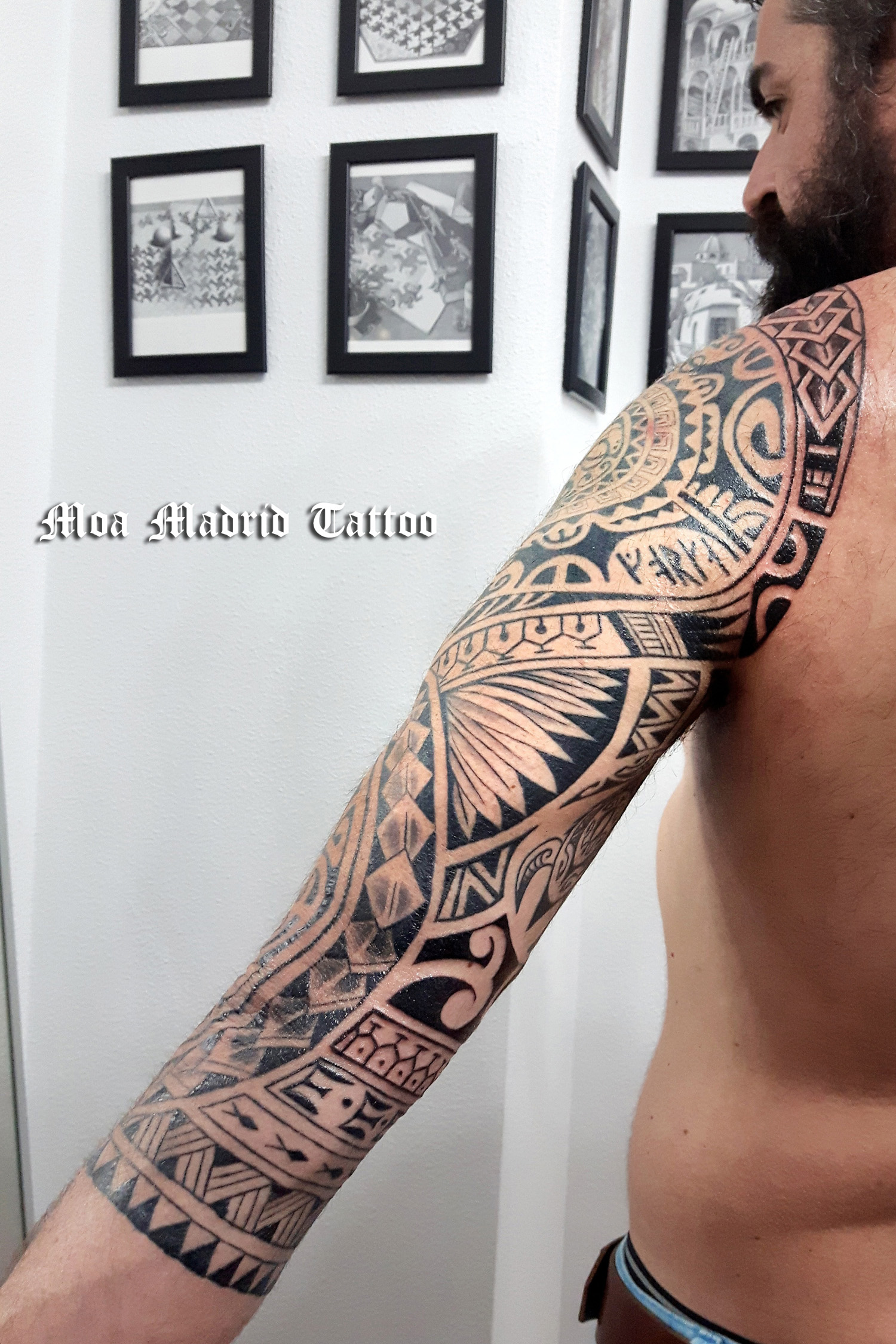 Brazo tatuado maorí con diseño único y exclusivo