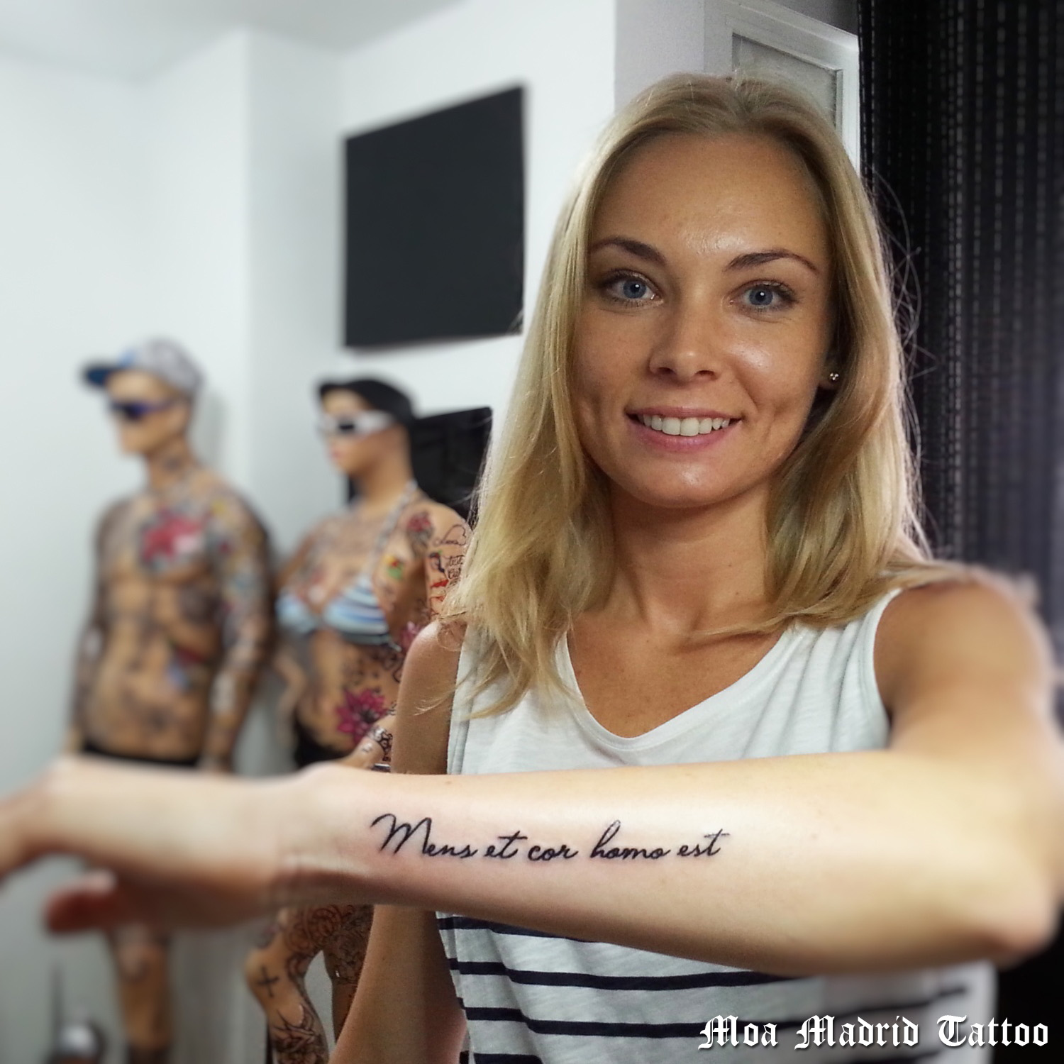 'Mens et cor homo est': Elegante tatuaje de frase en latín en antebrazo de mujer