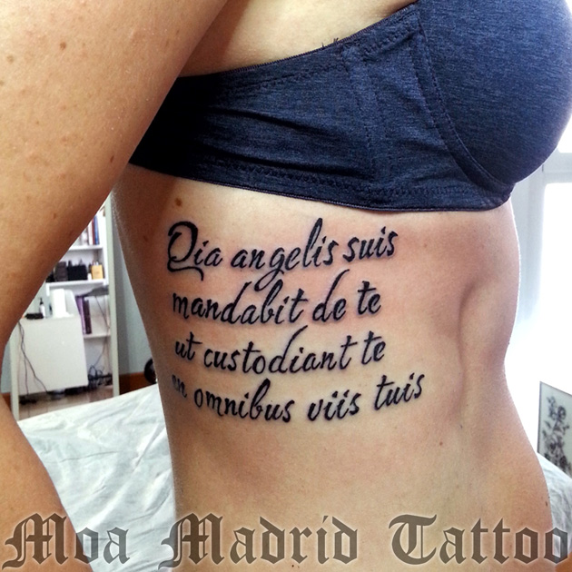 Tatuaje de frase gran tamaño en latín, lettering tattoo, salmos