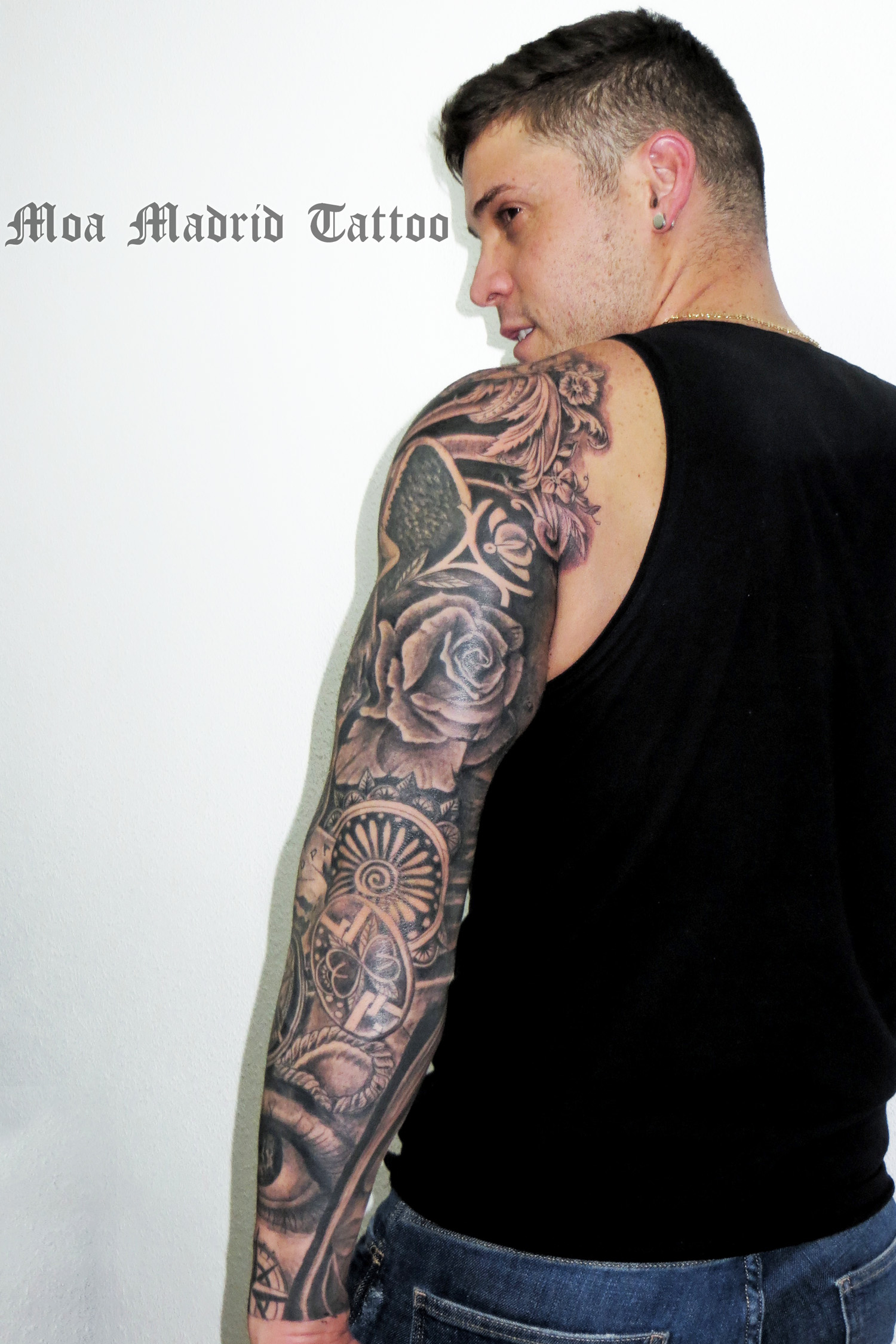 Vista trasera del brazo lleno de tatuajes