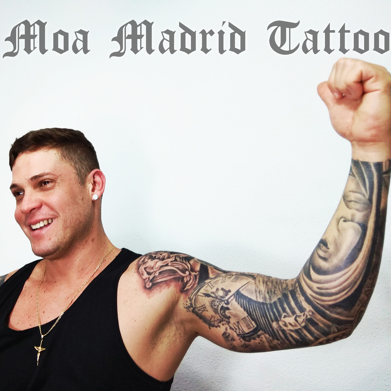 Un brazo entero muestra distintos tatuajes según desde donde se mire