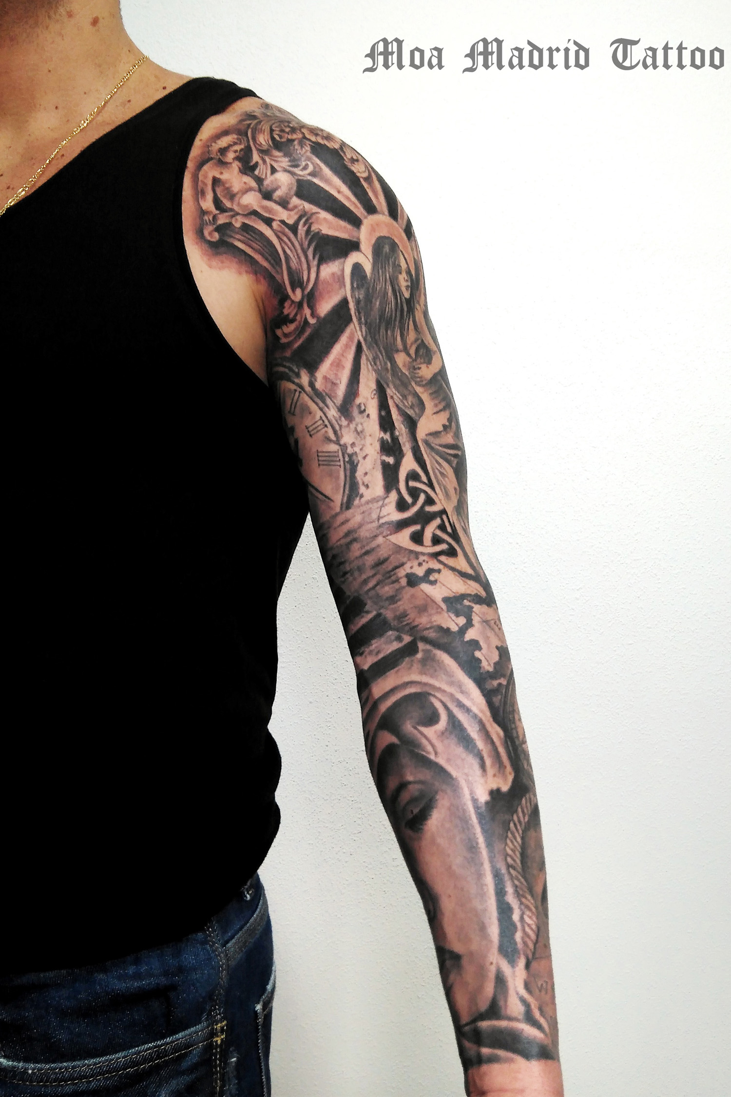 Manga completa tatuada: una decoración de ángeles en el hombro corona el brazo
