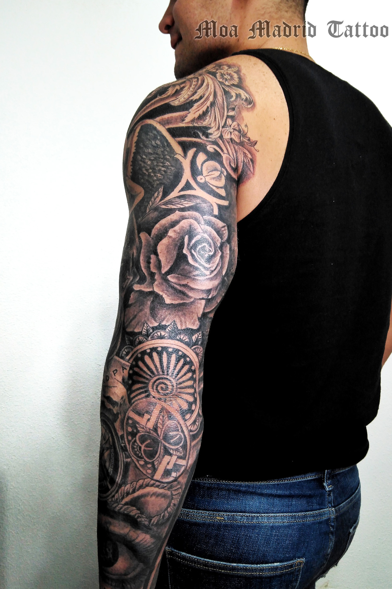 Tatuajes en la parte de atrás del brazo entero tatuado