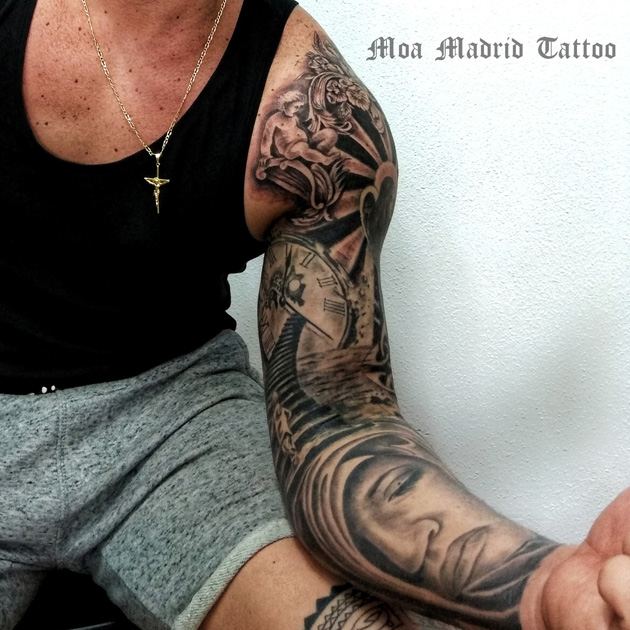 Brazo entero y hombro tatuados en realismo