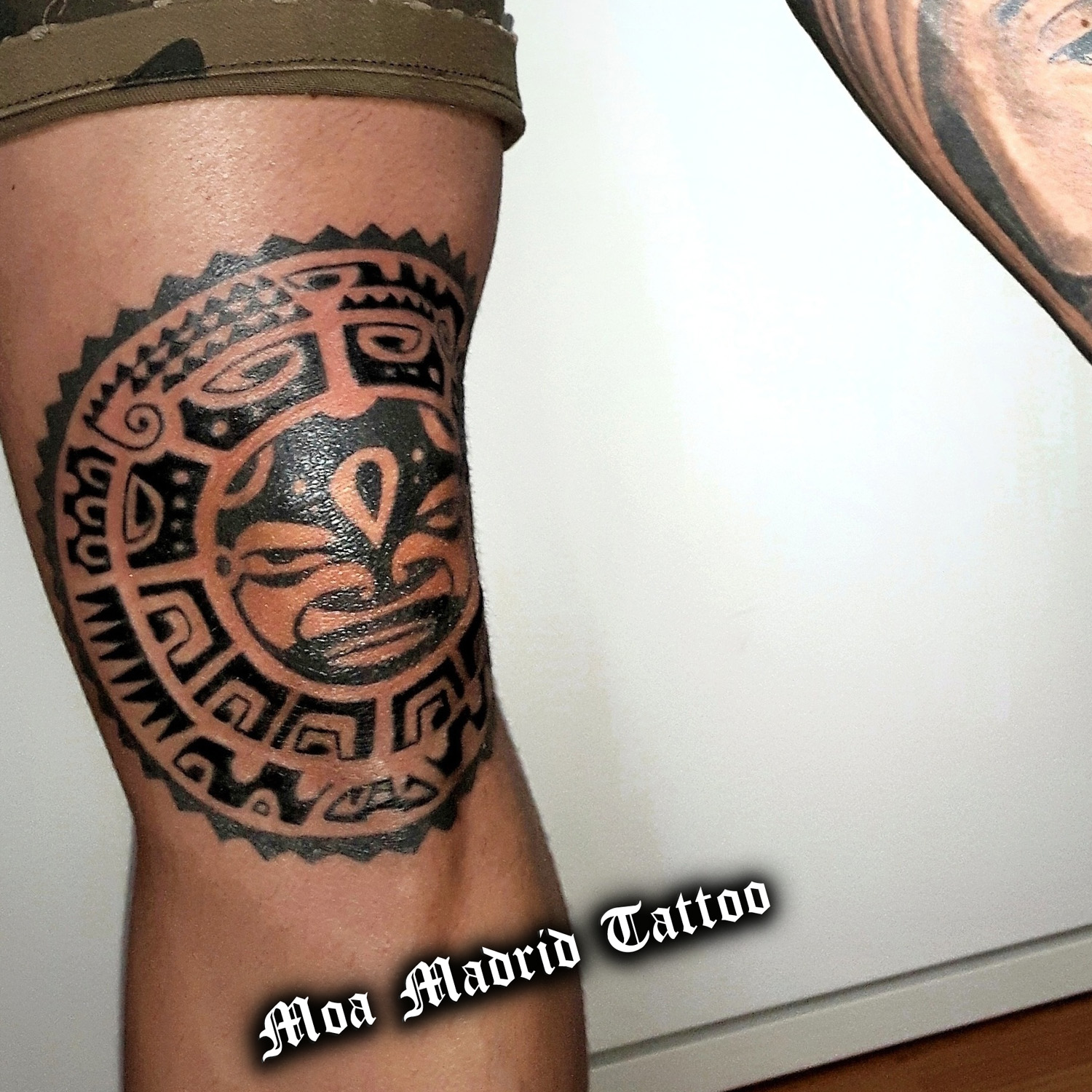 Tatuaje maorí con sol en la rodilla