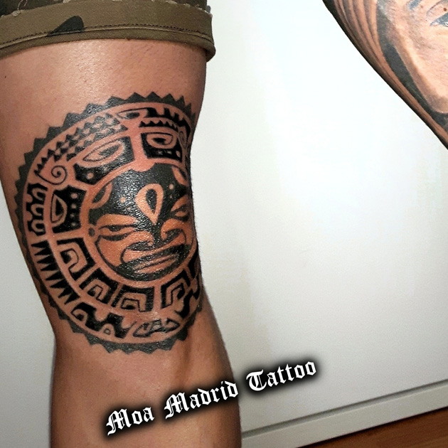 Tatuaje maorí en la rodilla