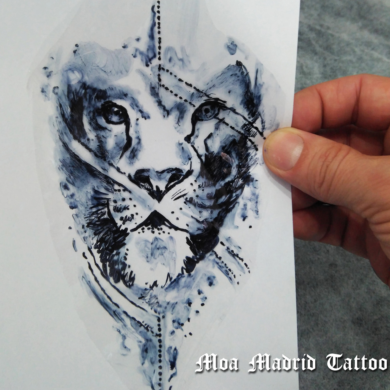 Plantilla con el diseño del tatuaje de león