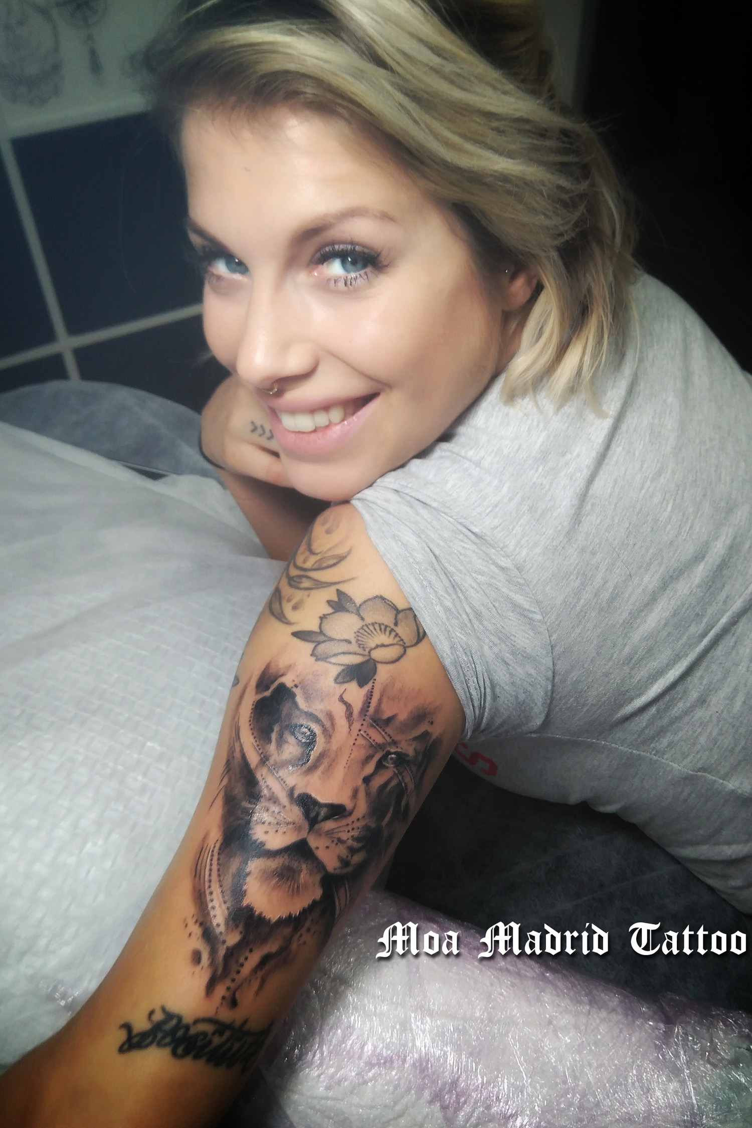 Tatuaje de león en brazo femenino