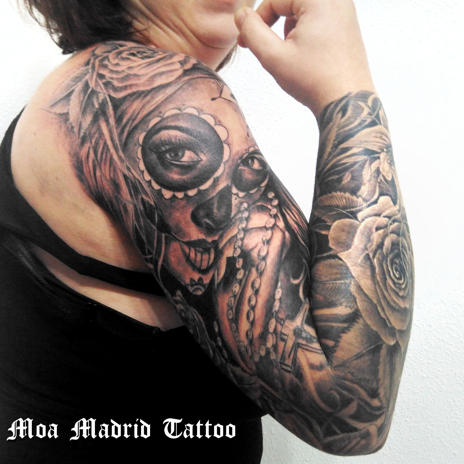 Brazo entero tatuado con catrina, flores y muchas más imágenes