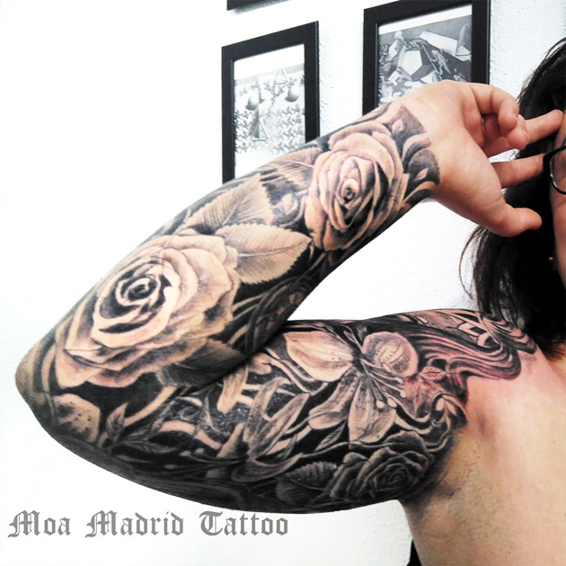 Tatuaje de brazo completo con flores