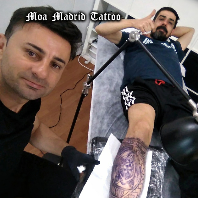Tatuador maorí en Madrid