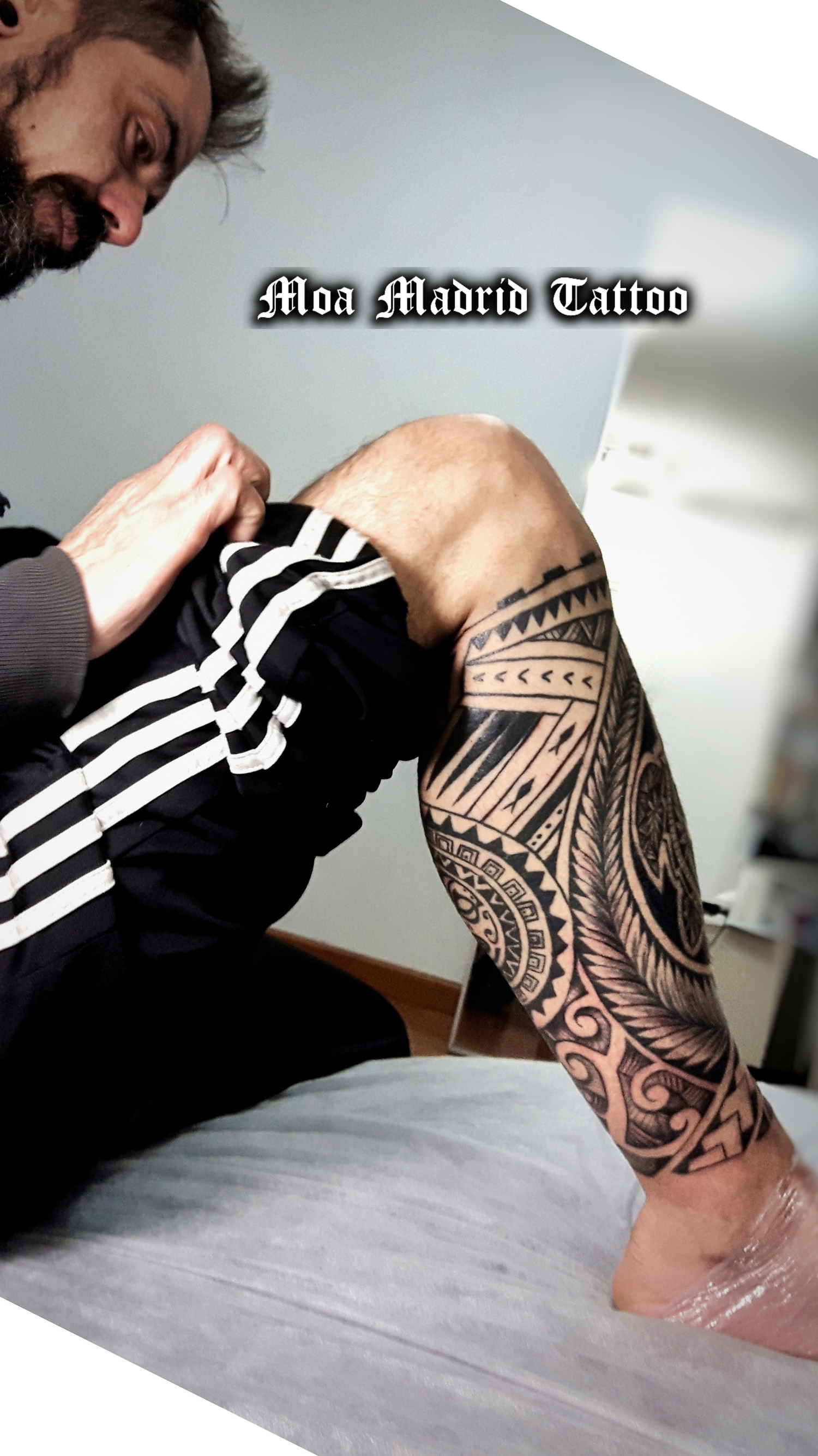 Tatuaje maorí rodeando la pierna, de rodilla a tobillo