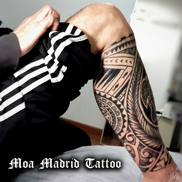Tatuaje maorí en la pierna realizado en Madrid
