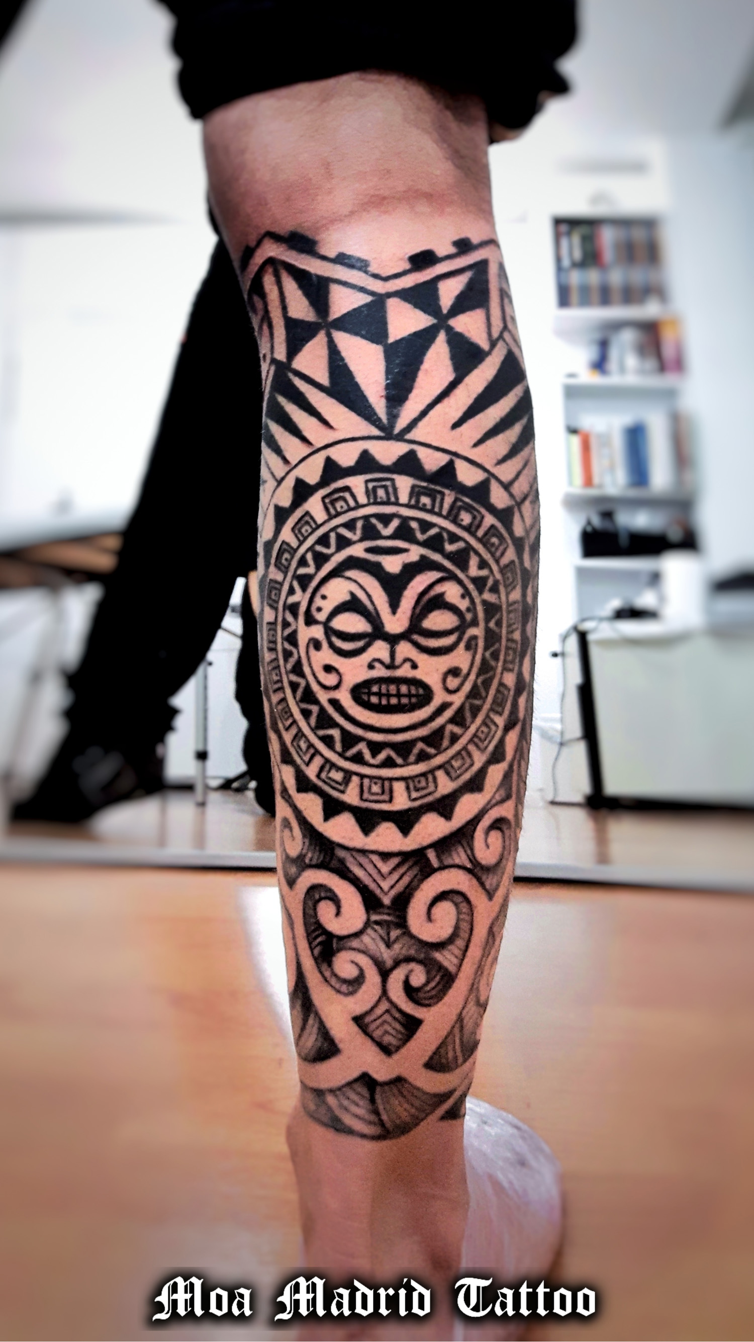 Tatuaje maorí en la pierna con sol, símbolo de fuerza