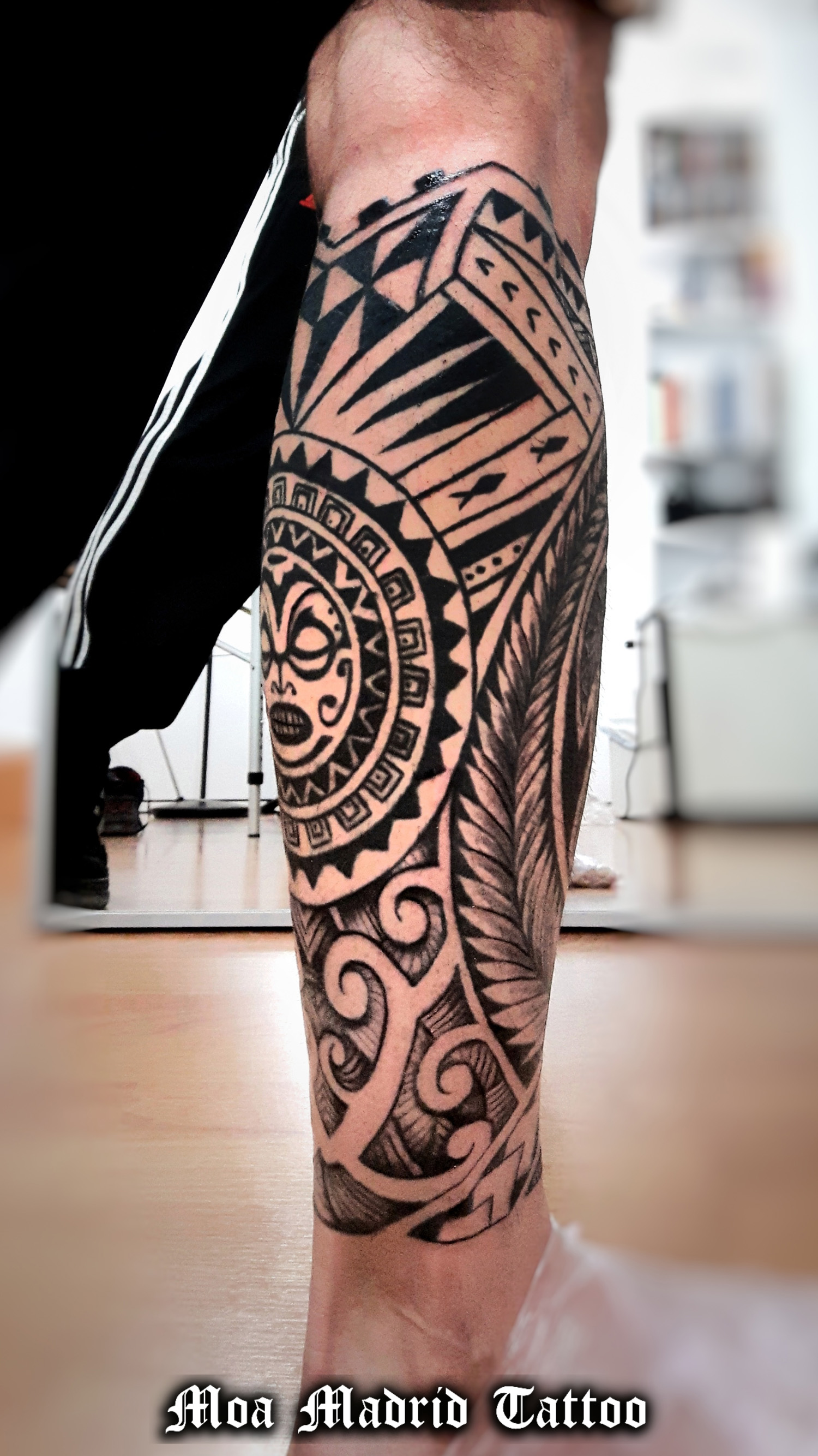 Lateral del tatuaje maorí en la pierna con varios elementos decorativos