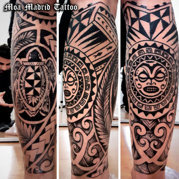 Tatuaje maorí con sol y tortuga rodeando la pierna