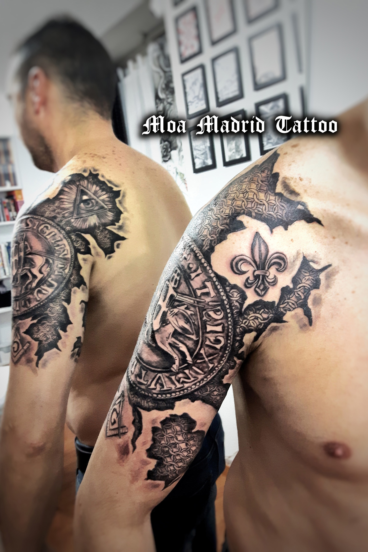Tatuaje en realismo dedicado a la Orden de Caballería del Temple en Madrid>