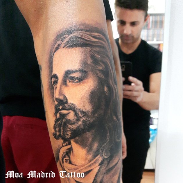 Tatuaje de Cristo: retrato de Jesucristo con rosa