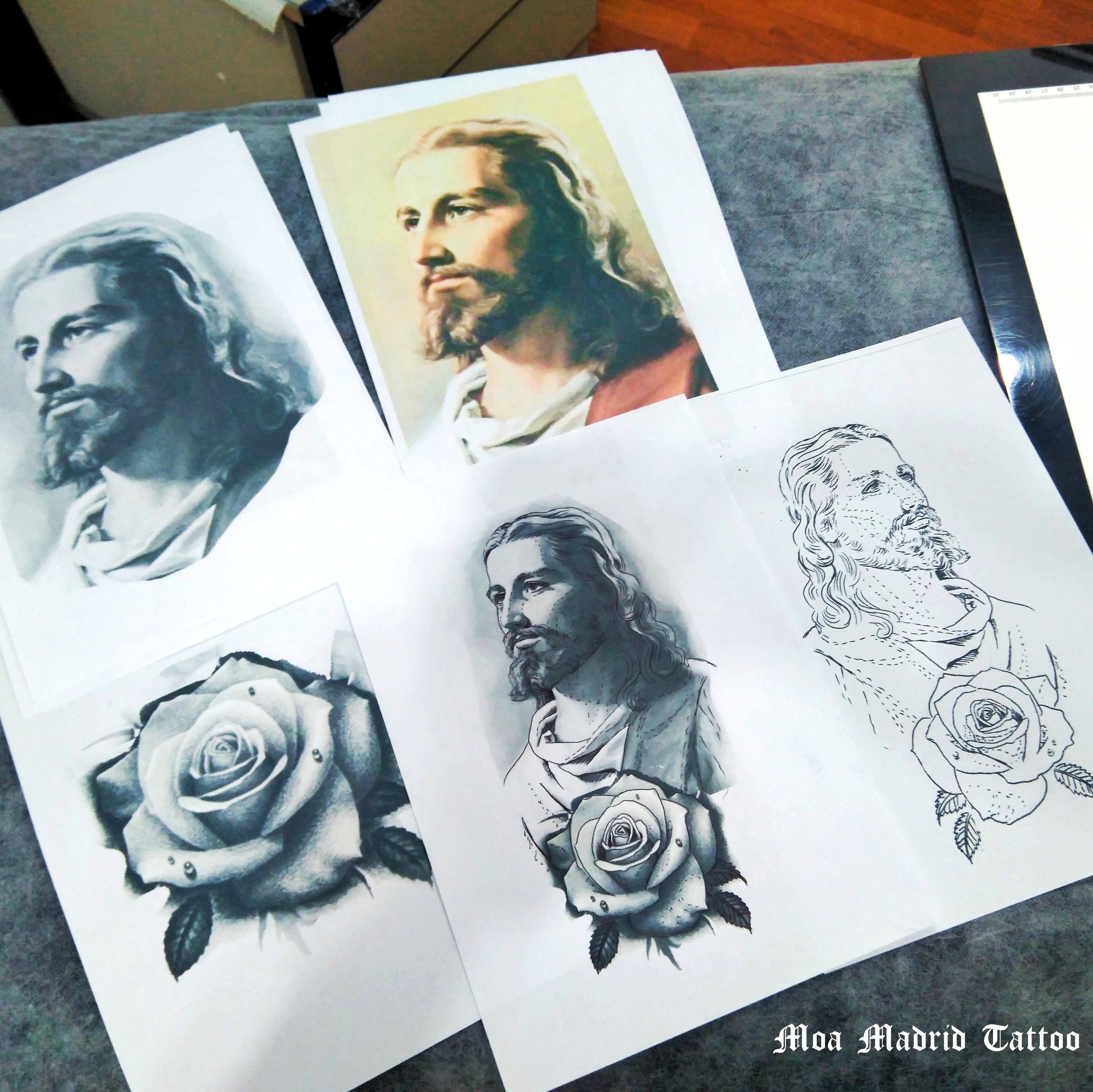 Diseño de tatuaje en Madrid: Cristo con rosa