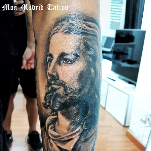 Tatuaje de Cristo: retrato de Jesucristo con rosa