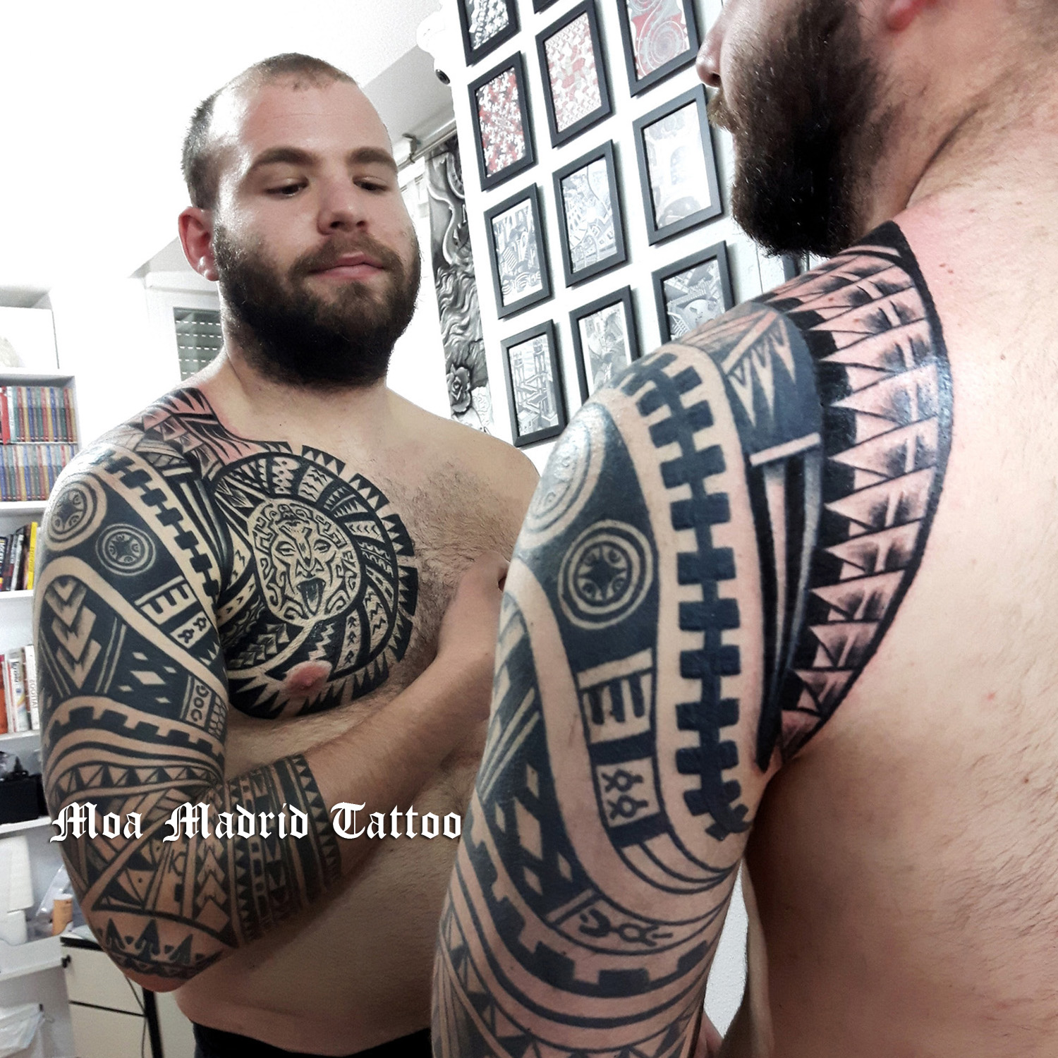 Tatuaje maorí en pectoral y hombro hecho en Madrid