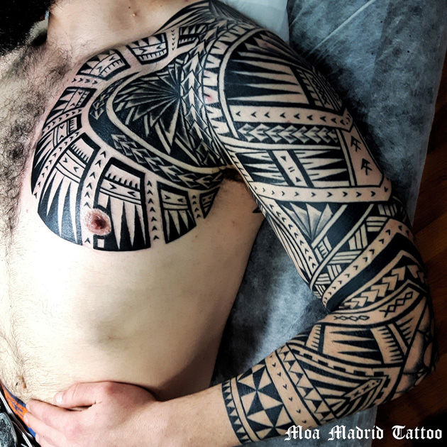 Tatuaje maorí de brazo entero y pecho