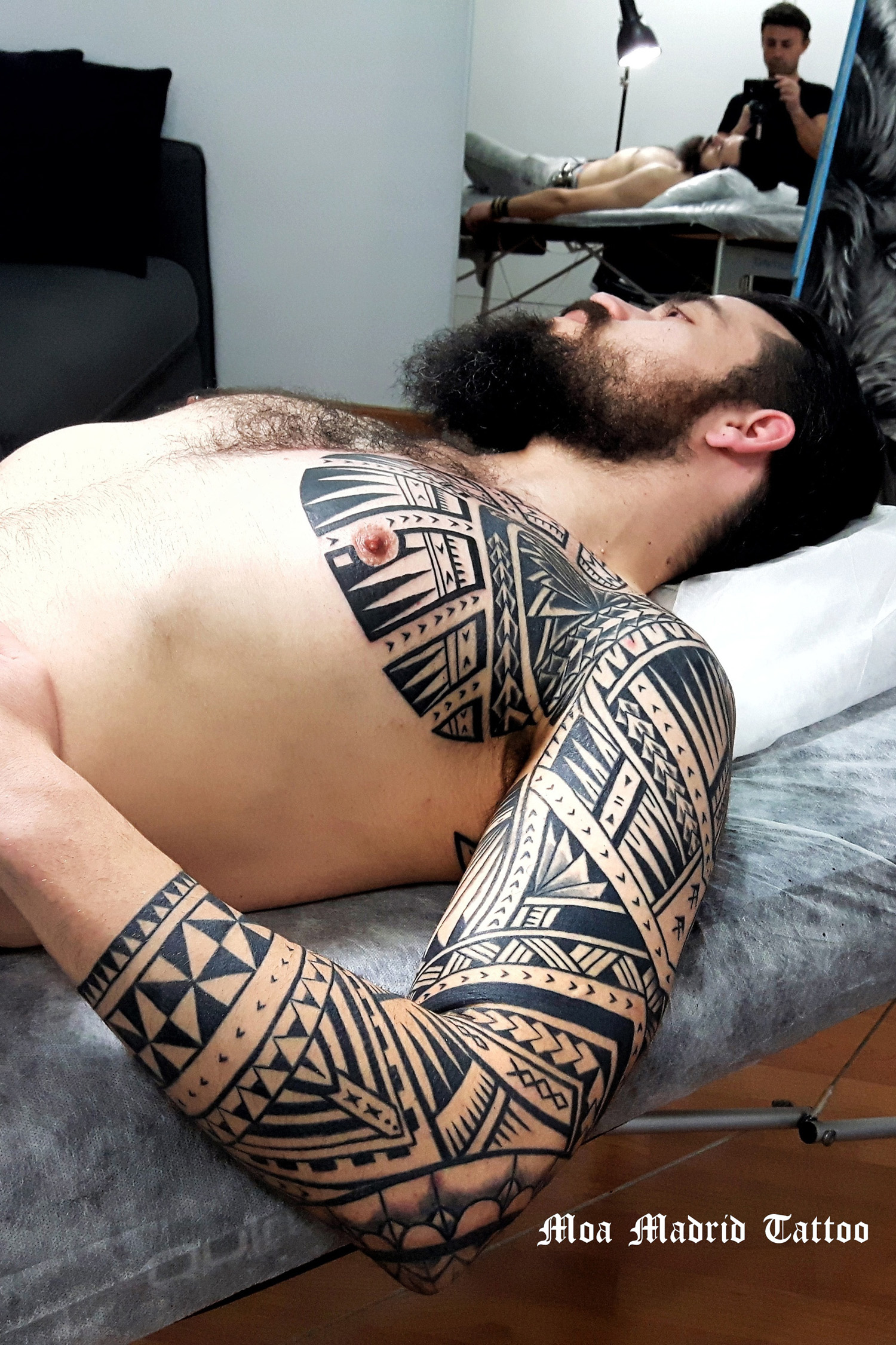 Tattoo maorí adaptado a las formas y medidas del pecho y el brazo