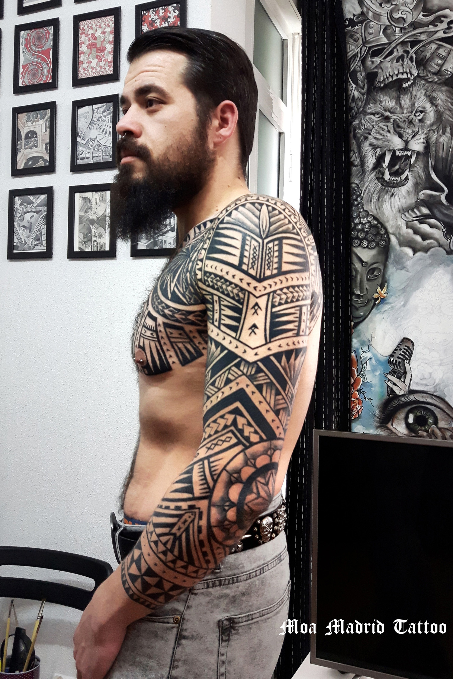 Tattoo maorí adaptado a las formas del pectoral y del brazo