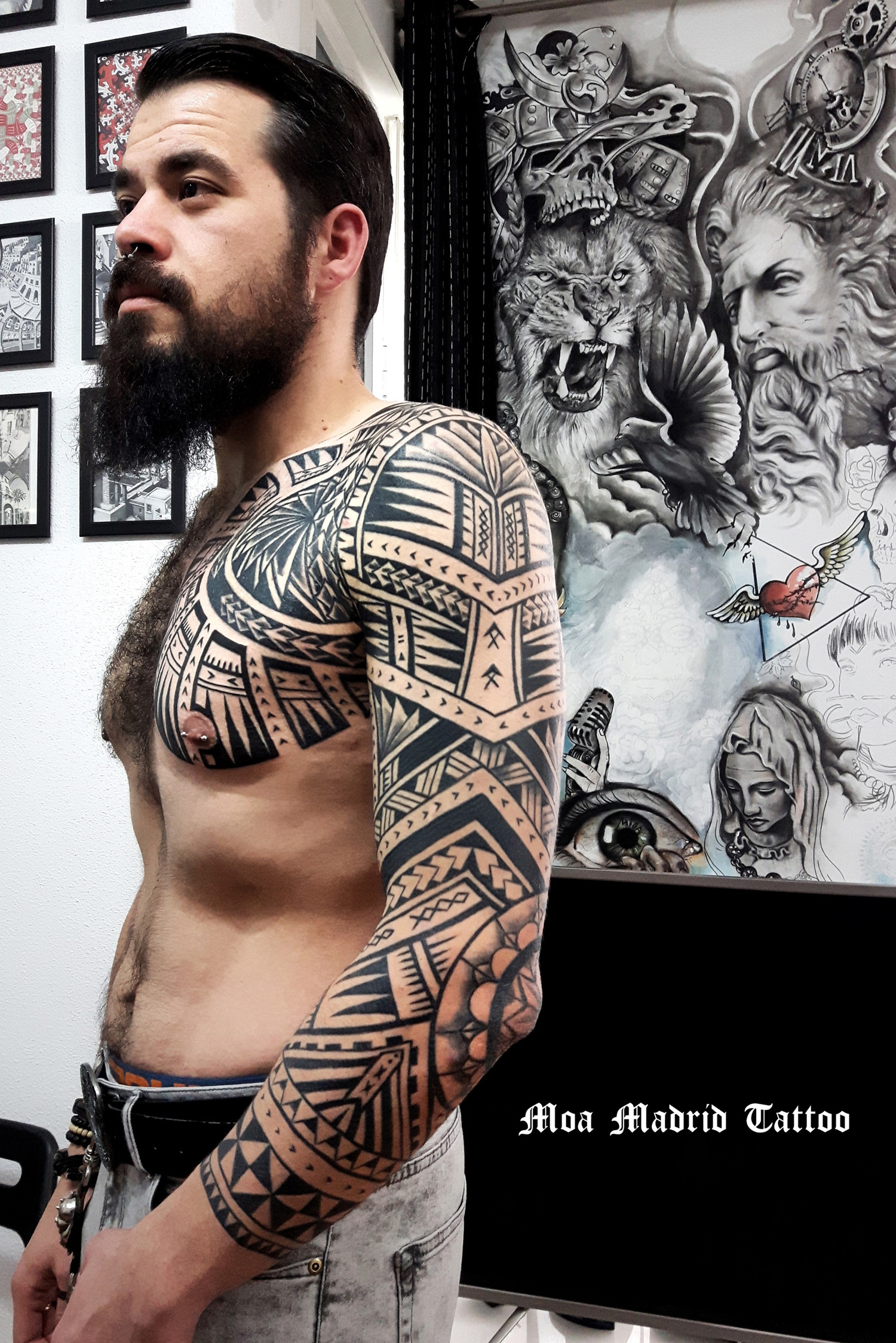 Fotos de tatuaje maorí de brazo entero y pectoral